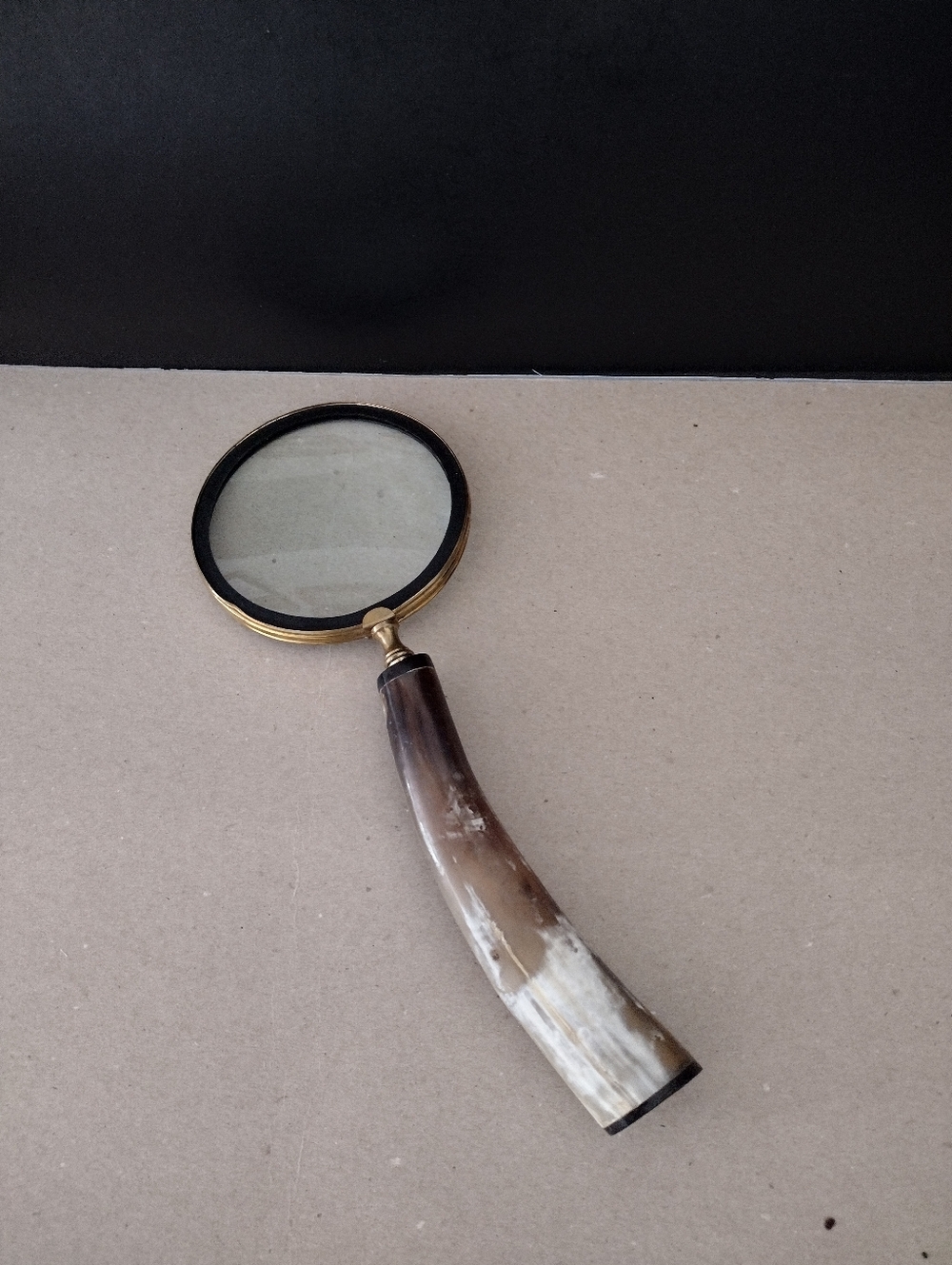 - MAGNIFYONG GLASS FEATURING A BRASS FRAME AND HANDLE MADE FROM  NATURAL HORN
